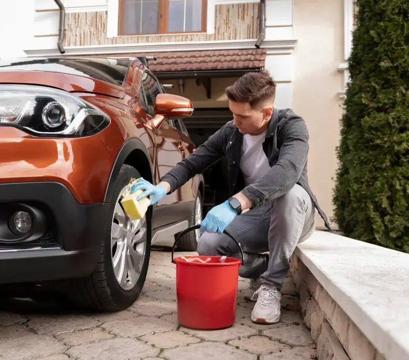 Lavage auto à domicile Giuncheto : professionnel intervenant sur un véhicule